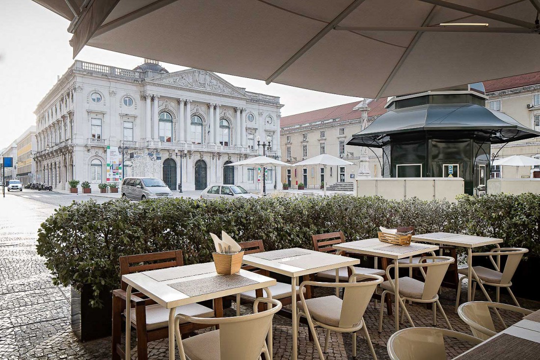 La terrasse de l'Hôtel Alma/Lusa à Lisbonne, typique des cafés traditionnels. © DR