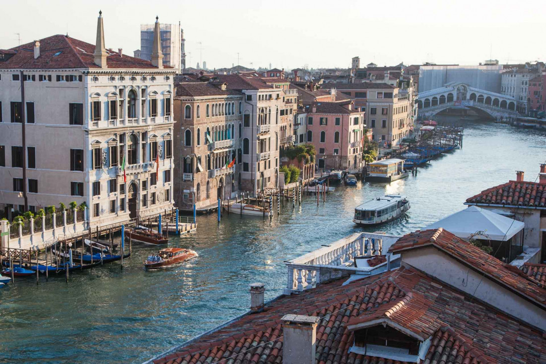 Le Palazzo Papadopoli (à gauche de l'image) abrite l'Aman Venice le long du Grand Canal © Aman