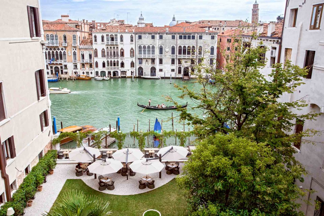 Aman Venice est le seul hôtel de Venise à disposer de deux jardins, dont l'un donnant ouvert le Grand Canal © Aman