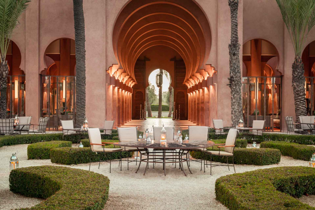 Le lobby de l'Amanjena et ses jardins rafraîchis par une fontaine © Aman