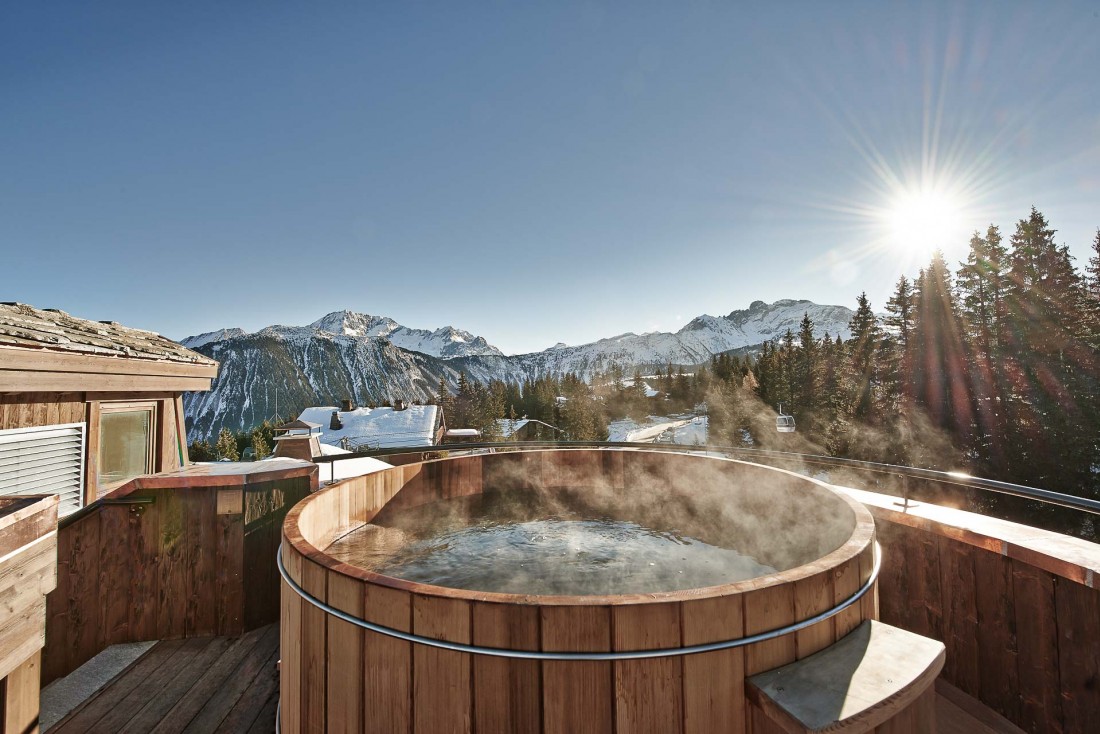 Le Penthouse sur le toit dispose de son propre jacuzzi en bois, pour admirer au chaud le soleil se coucher derrière les sommets © DR