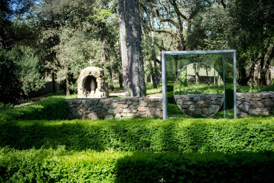 Art contemporain dans les jardins d’un domaine provençal © Commanderie de Peyrassol