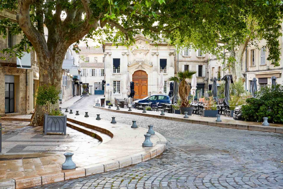 Avignon : dans les rues pavées du centre-ville © Jeff - stock.adobe.com