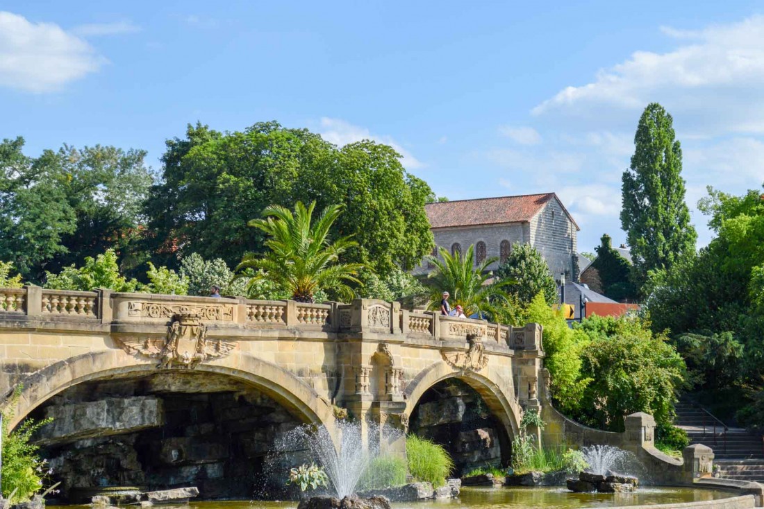 Chaque été, la ville se transforme en un immense jardin agrémenté de fontaines © Pierre Gunther