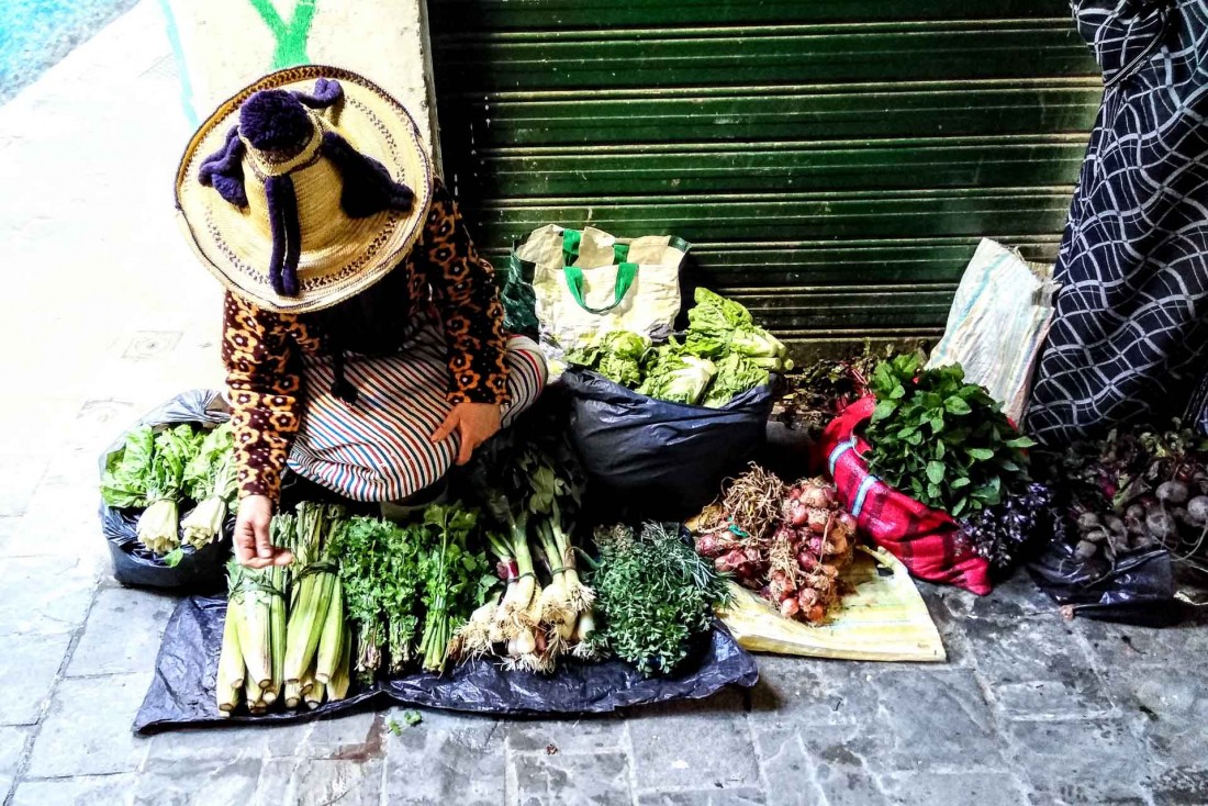 Des marchandes, venues de petits villages de montagne, viennent vendre leurs produits dans les rues de Tétouan © Alix Laplanche