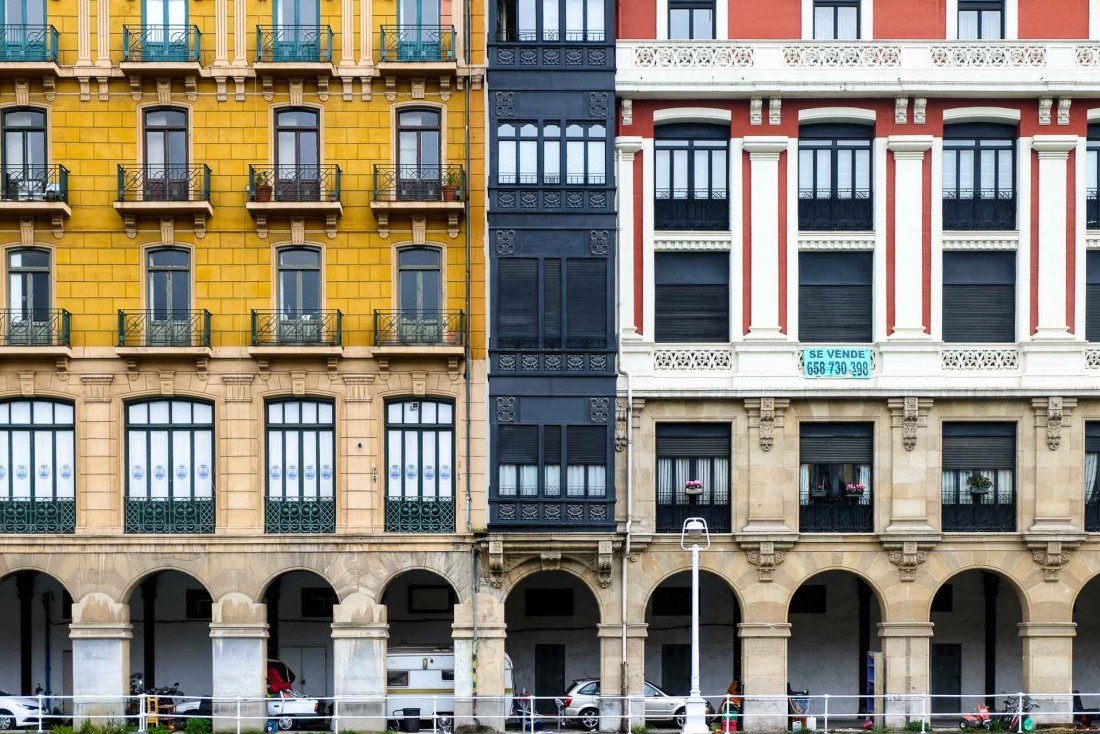 Façades colorées d'immeubles le long de la ria, dans le quartier de La Vieja © Clémence Ludwig