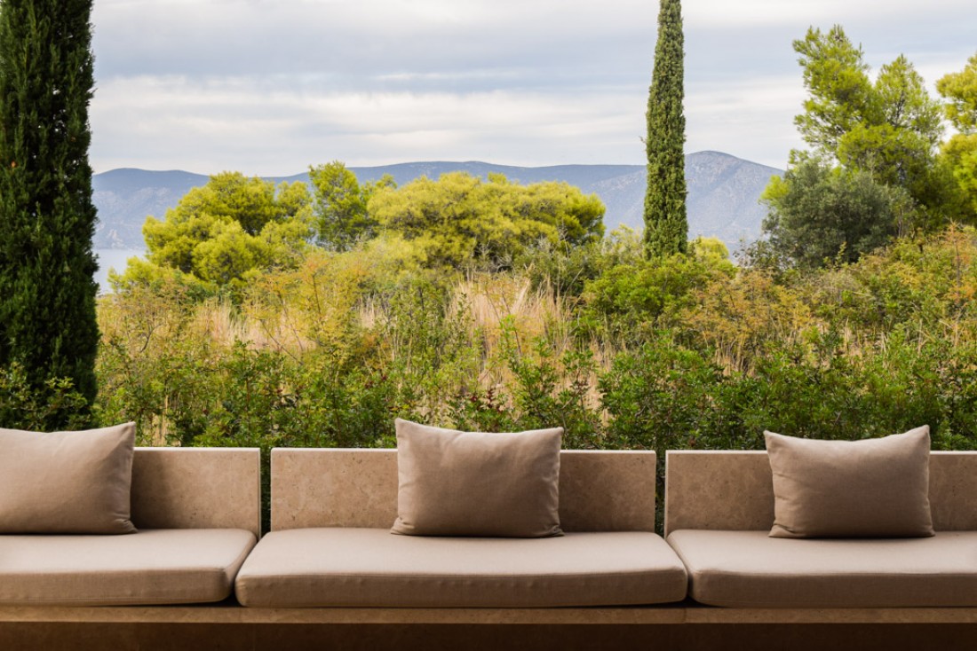 Sofa extérieur sur la terrasse d'un Pavillon © Yonder.fr