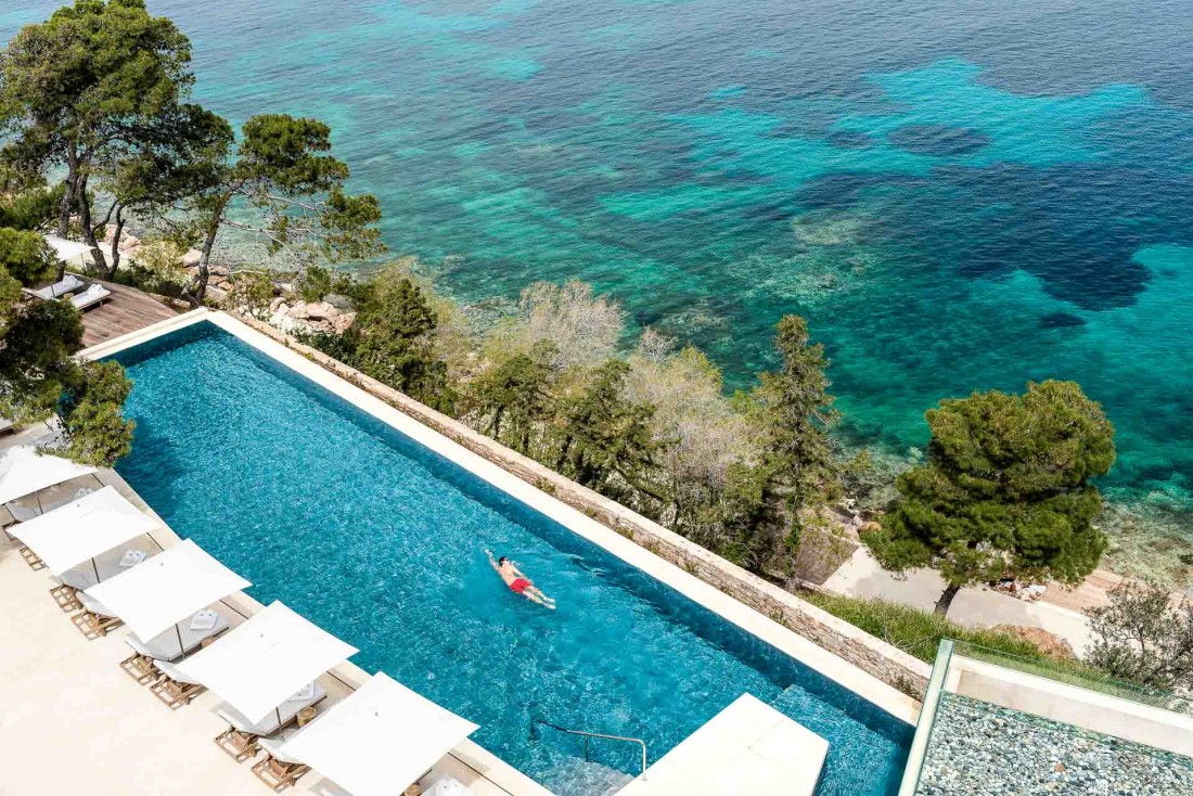 La piscine du bâtiment Arion à l'architecture moderniste et au design rétro­chic © DR