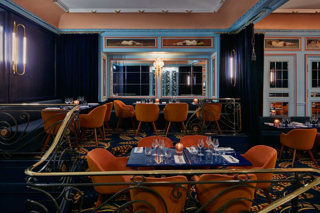 Grands rideaux bleu nuit et miroirs, le décor de Froufrou est forcément... théâtral © Francis Amiant