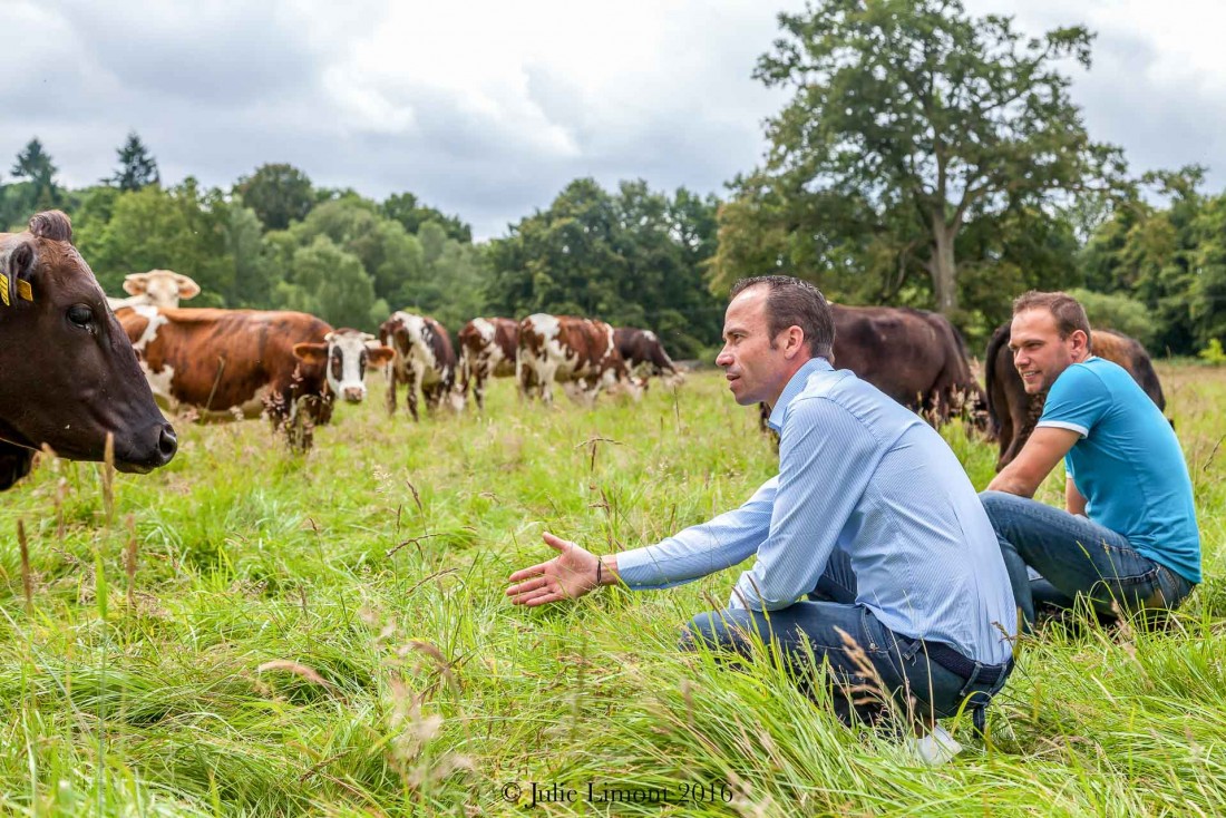 Christophe Hay en visite de l'exploitation agricole voisine, où il s'approvisionne en lait en vue de produire son propre beurre © Julie Limont