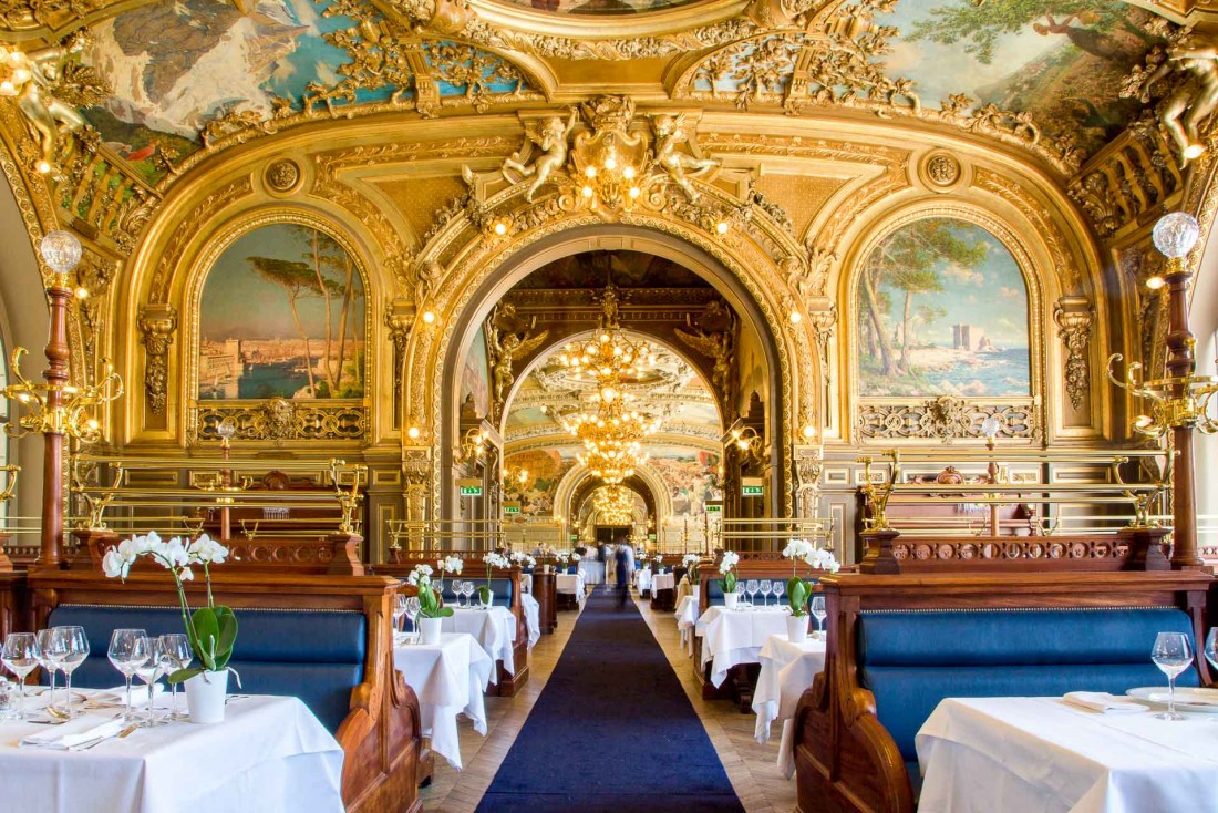 La salle à manger du Train Bleu, de style néo-baroque et Belle Époque des années 1900, est l'une des plus spectaculaires de Paris © DR