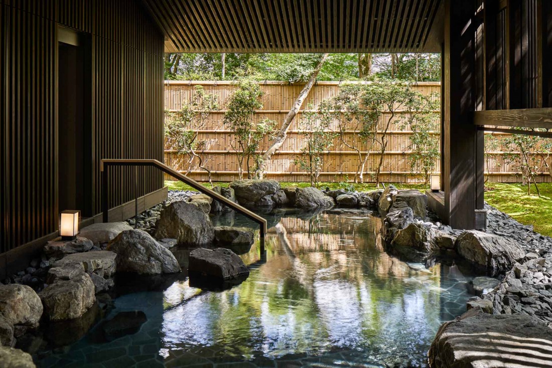 Aman Kyoto dispose de son propre onsen extérieur, alimenté par l’eau de source naturelle qui coule sous l'hôtel © Aman
