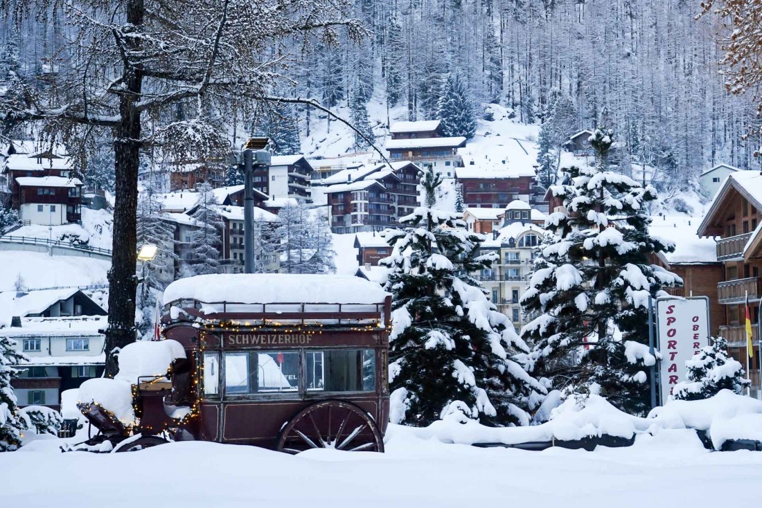 Vue sur la calèche traditionnelle de l'hôtel (sous la neige !) © YONDER.fr