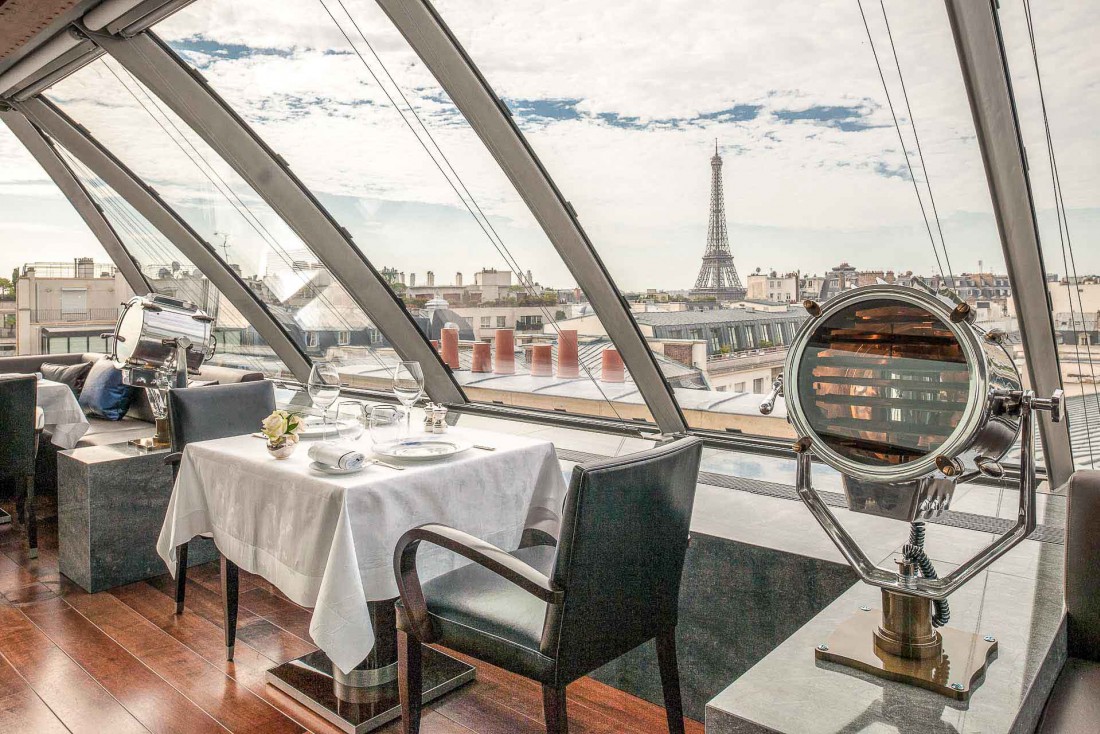 Vue sur la Tour Eiffel depuis une partie des tables © The Peninsula Paris