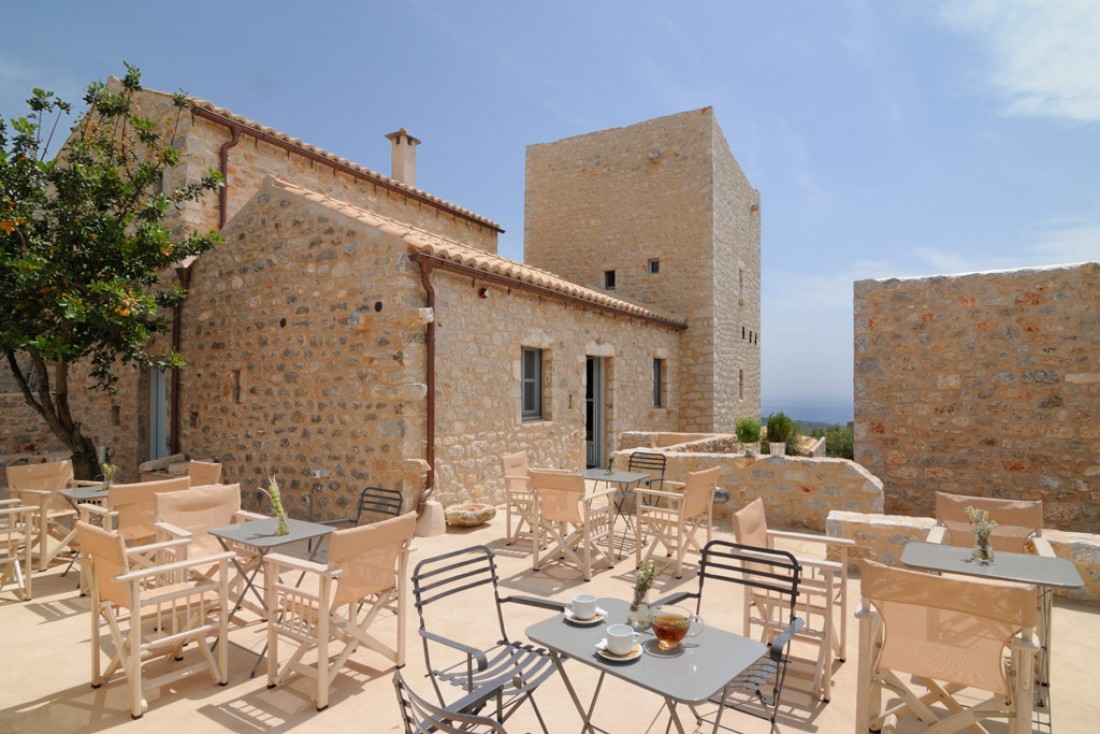 La principale terrasse de l'hôtel, sous le soleil © Antares Hotel Mani