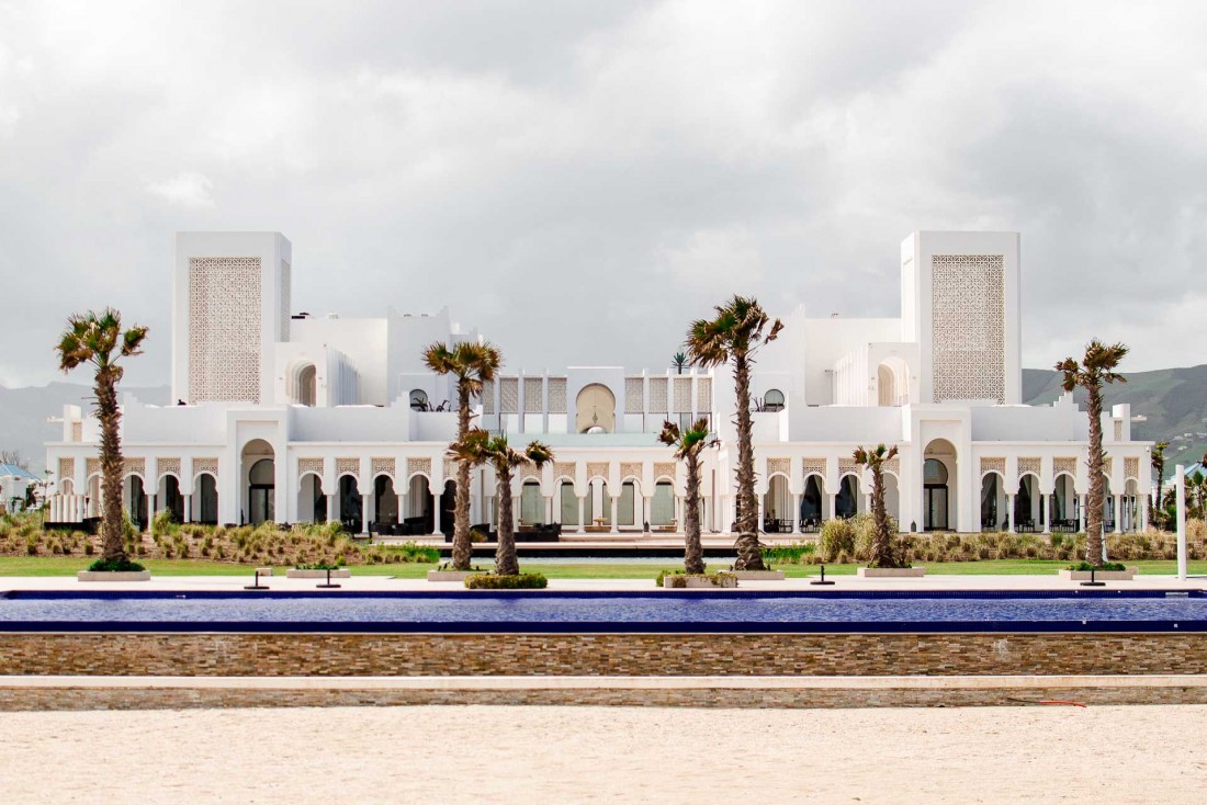 Le Banyan Tree à Tamouda Bay, vu depuis la plage privée de l'hôtel © Alix Laplanche