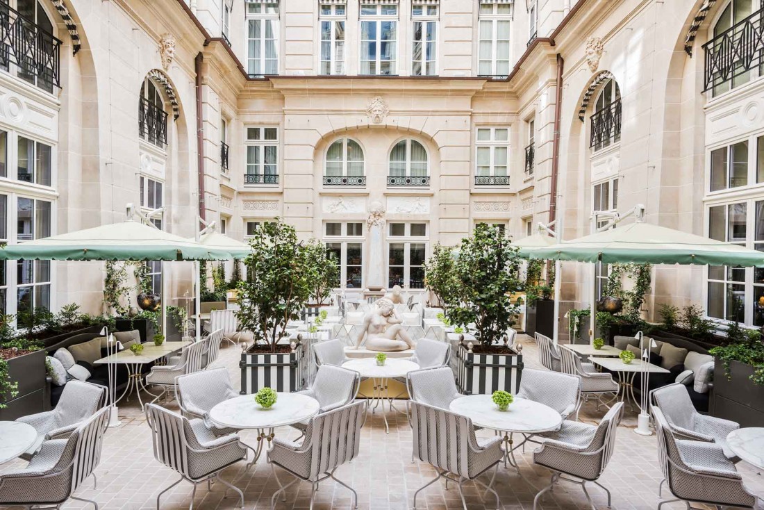 Aux beaux jours, le restaurant occupe une partie de la Cour d'Honneur de l'hôtel © Hôtel de Crillon, A Rosewood Hotel 