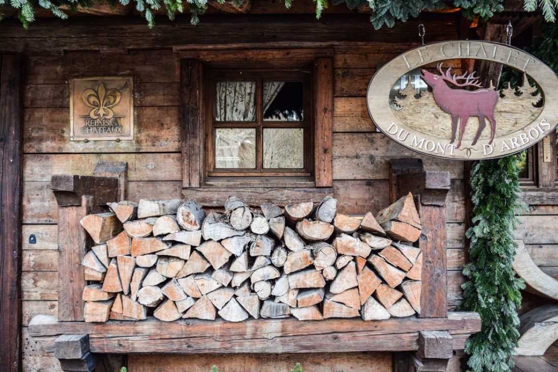 Bûches et bois : décor authentique à l'entrée du Chalet © Yonder.fr