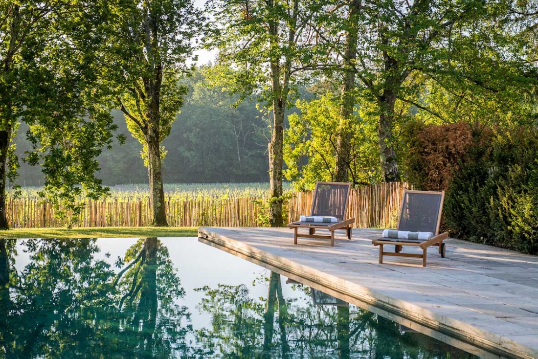 Cette maison d'hôtes luxueuse dispose d'une piscine surplombant les vignes © Château Le Pape
