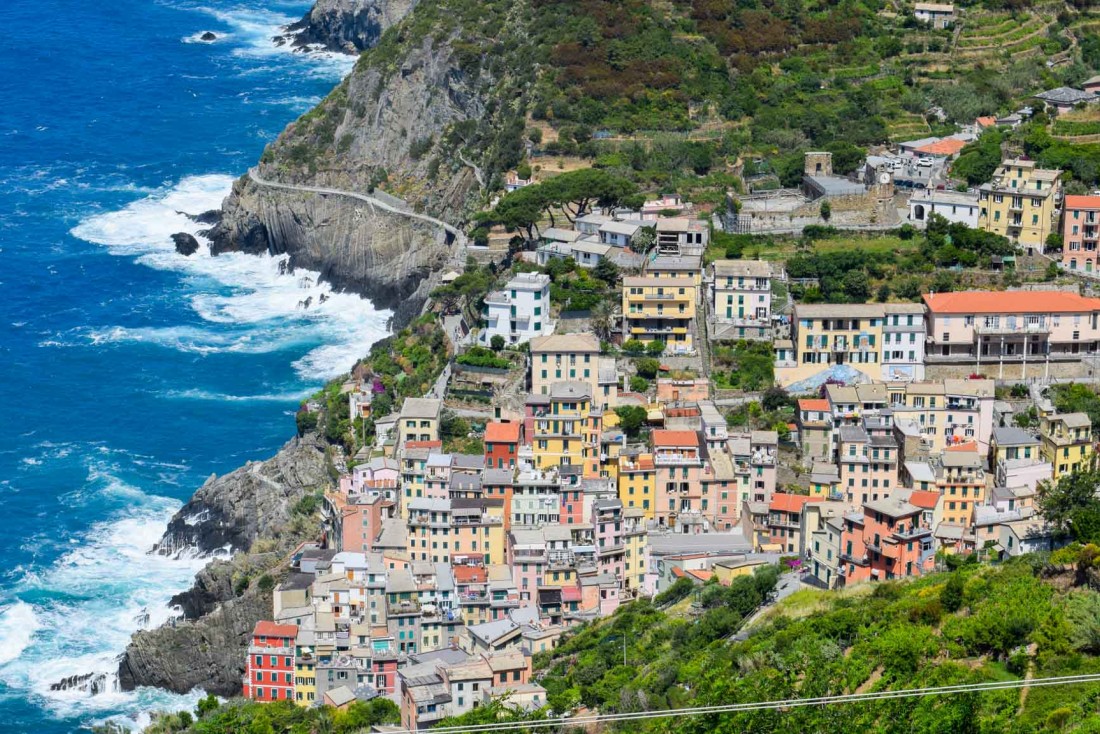 Vue sur le village de Riomaggiore dans les Cinque Terre, en arrivant par la route depuis La Spezia © YONDER.fr