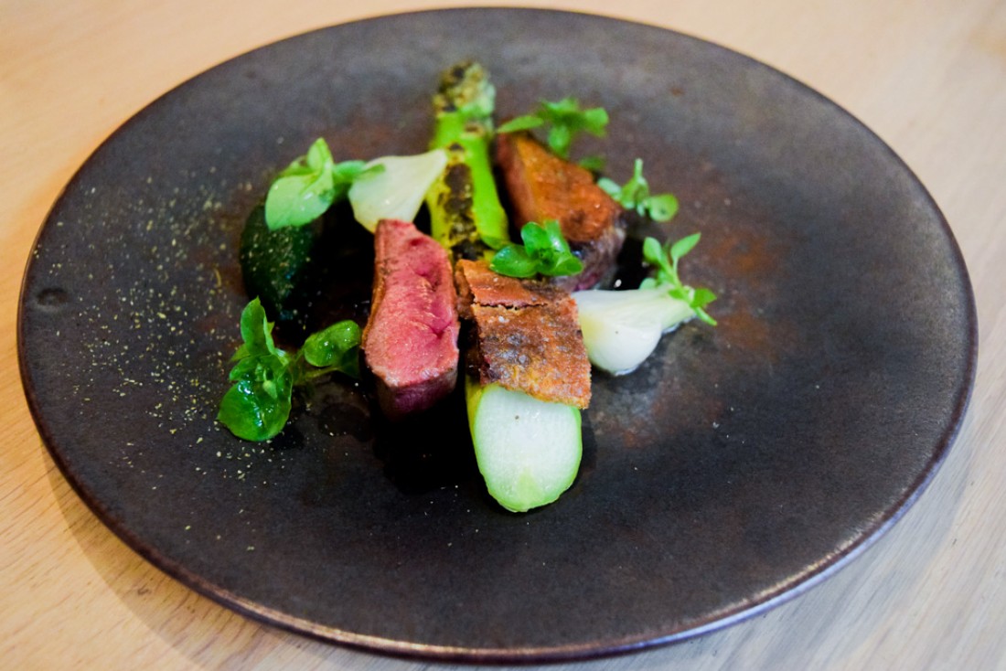 Pigeon, origan, asperge verte © Yonder.fr