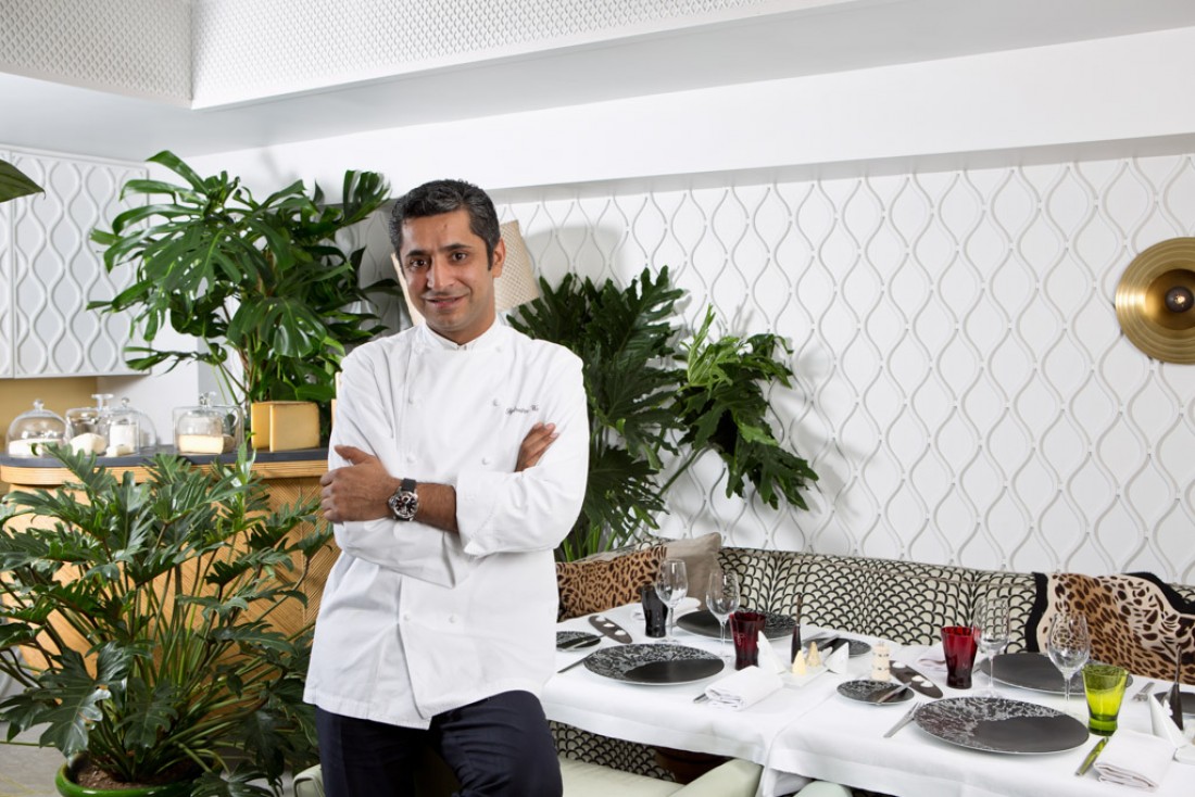 Sylvestre Wahid dans la salle de son restaurant gastronomique au sein du Thoumieux dans le 7ème arrondissement de Paris.