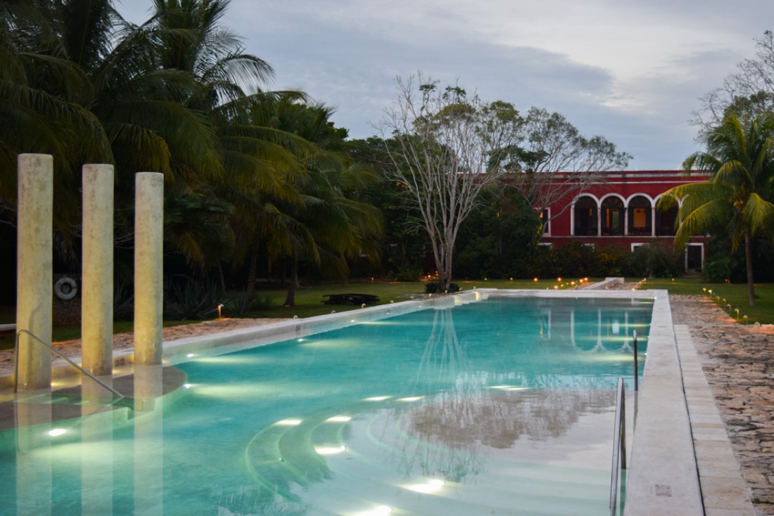 Au coeur du domaine, une somptueuse piscine © Yonder.fr