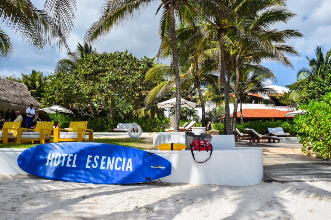Sur la plage, une planche de surf indique le nom de l'hôtel. Le luxe se la joue cool chez Esencia. © Yonder.fr