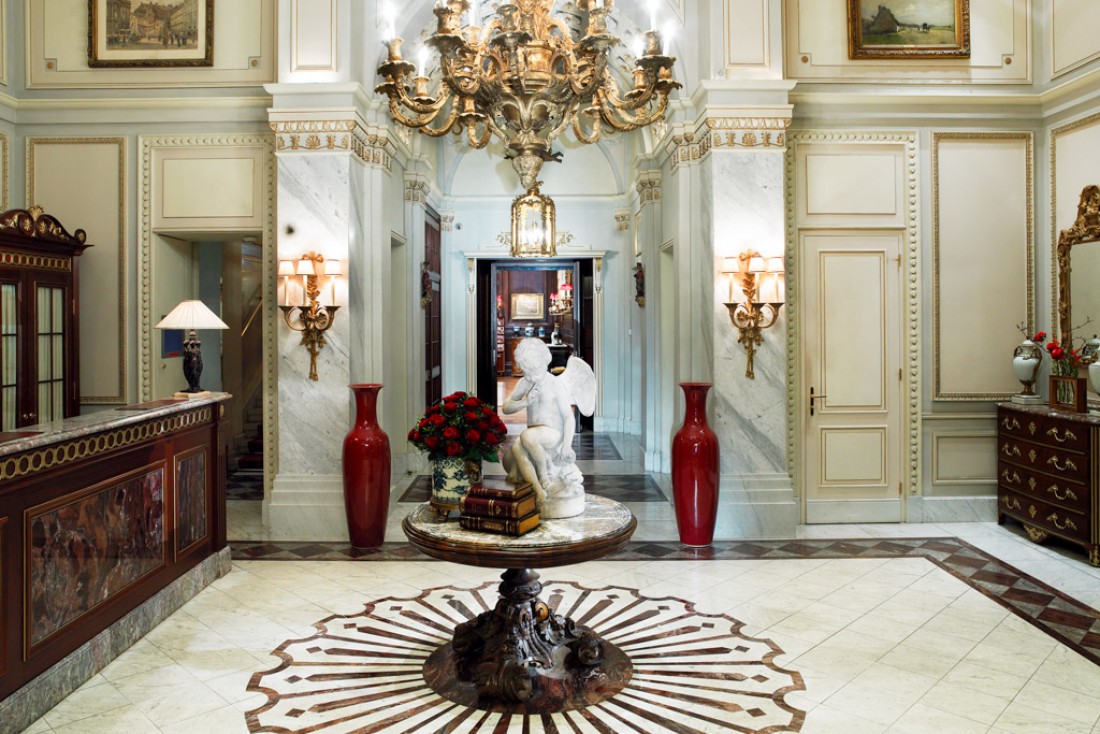 Marbre et lustre dans le vestibule du palace © Hotel Sacher