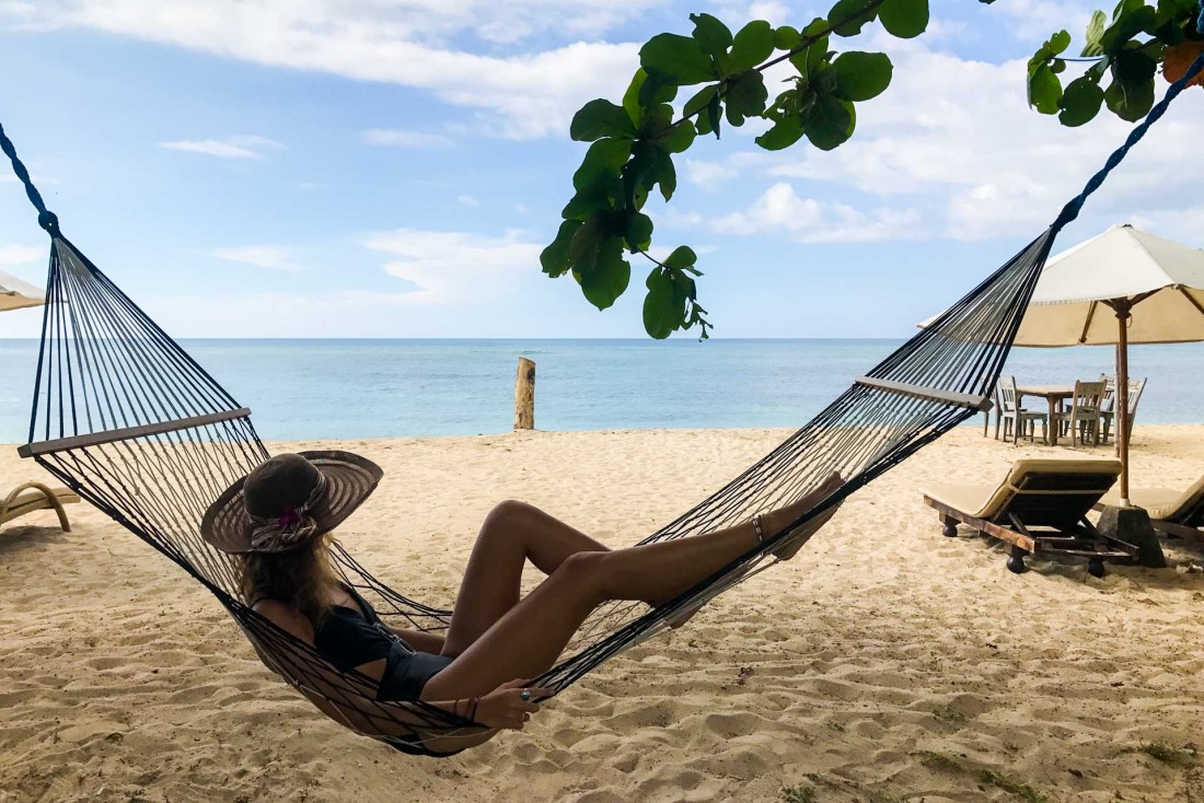 Moment de détente dans les hamacs à disposition sur la plage privée de l'hôtel © Camille Weyl