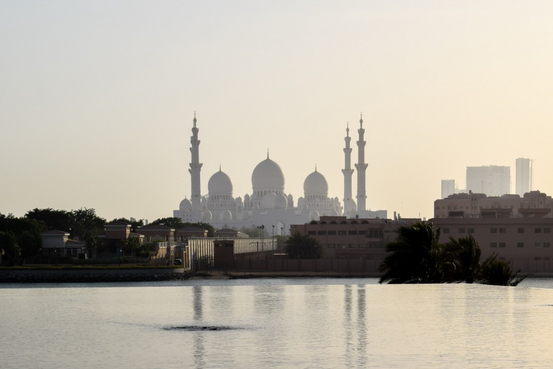 La Mosquée Sheikh Zayed vue depuis l'hôtel Fairmont Bab Al Bahr © YONDER.fr