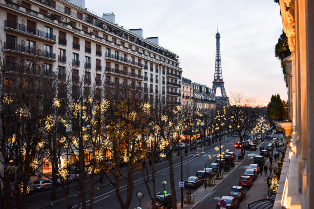 Le Plaza Athénée, installé avenue Montaigne offre des vues sur la Tour Eiffel, comme ici depuis la suite 215 © Yonder.fr