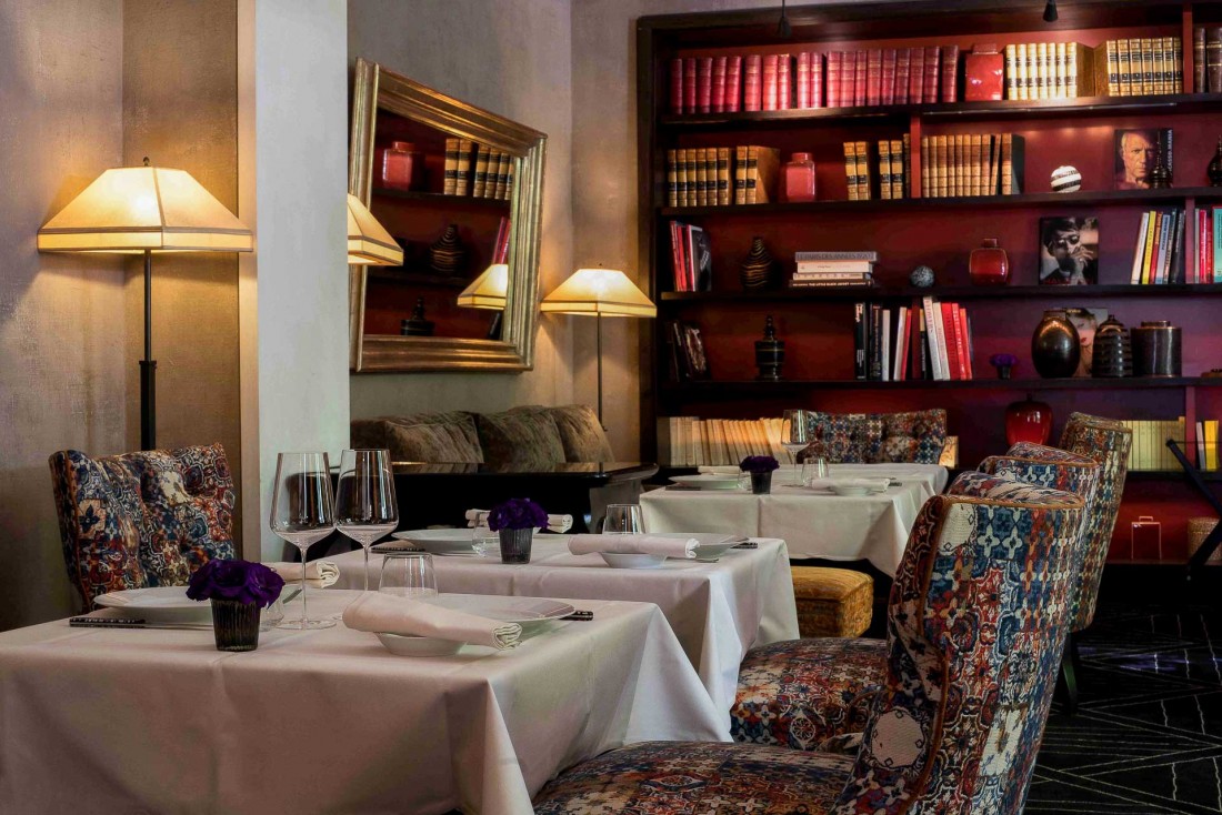 À l'intérieur, une salle à manger dans l'ancien salon-bibliothèque de l'hôtel © DR