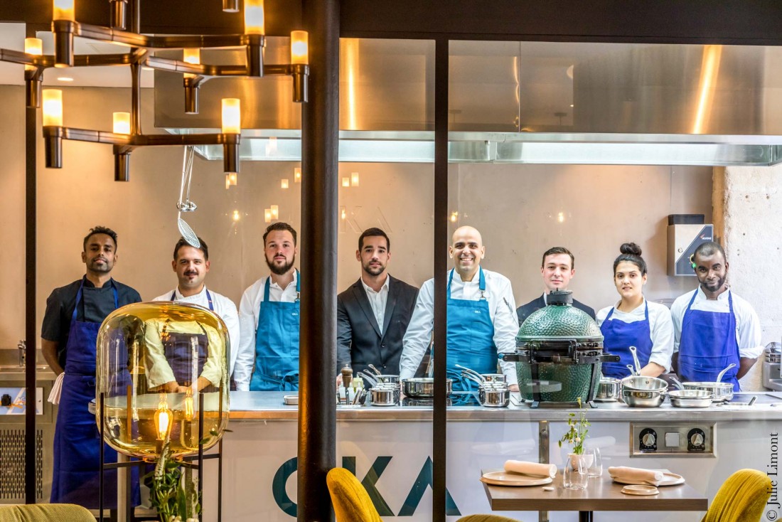 L'équipe d'OKA rassemblée autour de son chef Raphaël Régo en cuisine © Julie Limont 