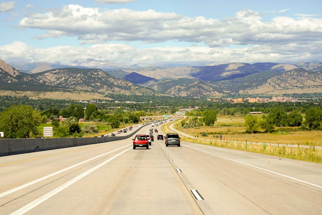 Sur l'autoroute depuis Denver en direction d'Estes Park, à quelques kilomètres de l'une des entrées du parc © YONDER.fr
