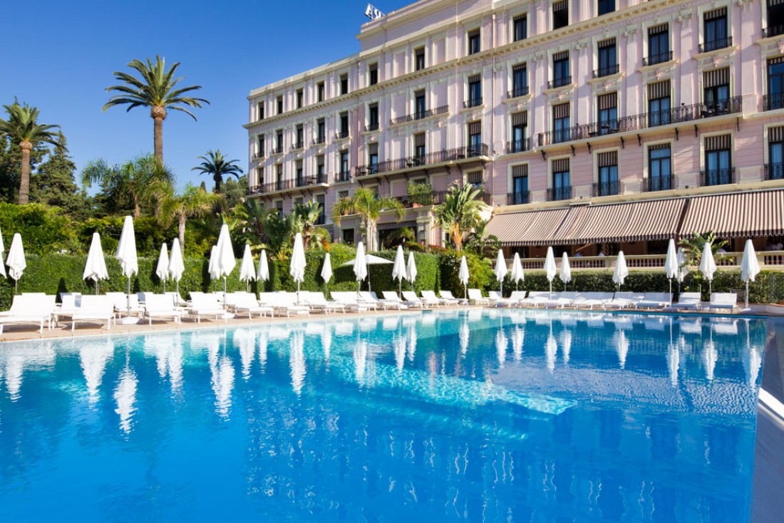 Le Royal Riviera, hôtel 5-étoiles membre des Leading Hotels of the World, dispose d'une vaste piscine extérieure chauffée © Royal Riviera