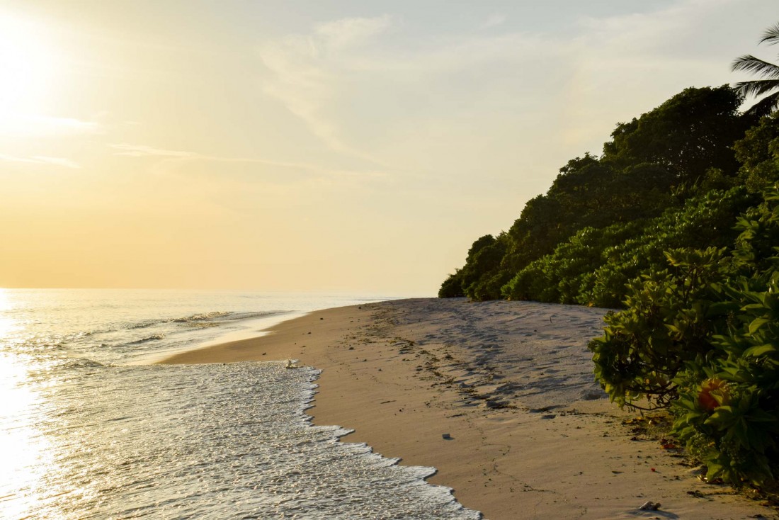 Coucher de soleil sur la plage de Soneva Fushi © YONDER.fr