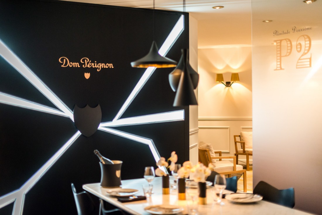 Au coeur de la suite, une splendide table en marbre pour déjeuner ou dîner avec ses amis © Hôtel de Paris