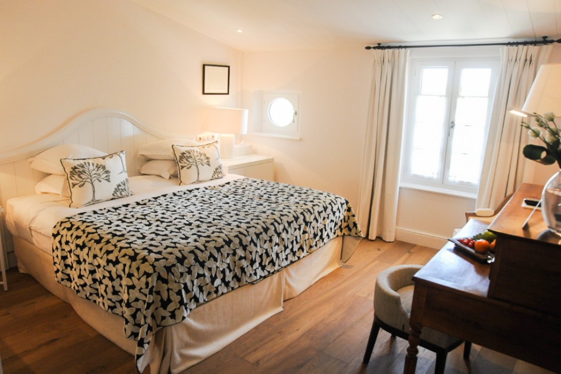 Bois et tons clairs dans les chambres et suites © Villa Clarisse