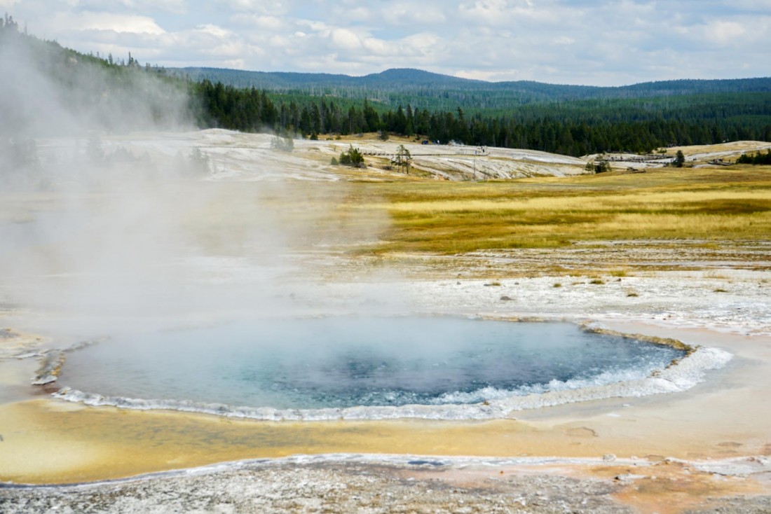 Le parc est également connu pour abriter les deux tiers des geysers de la planète et un bon nombre de sources chaudes © YONDER.fr