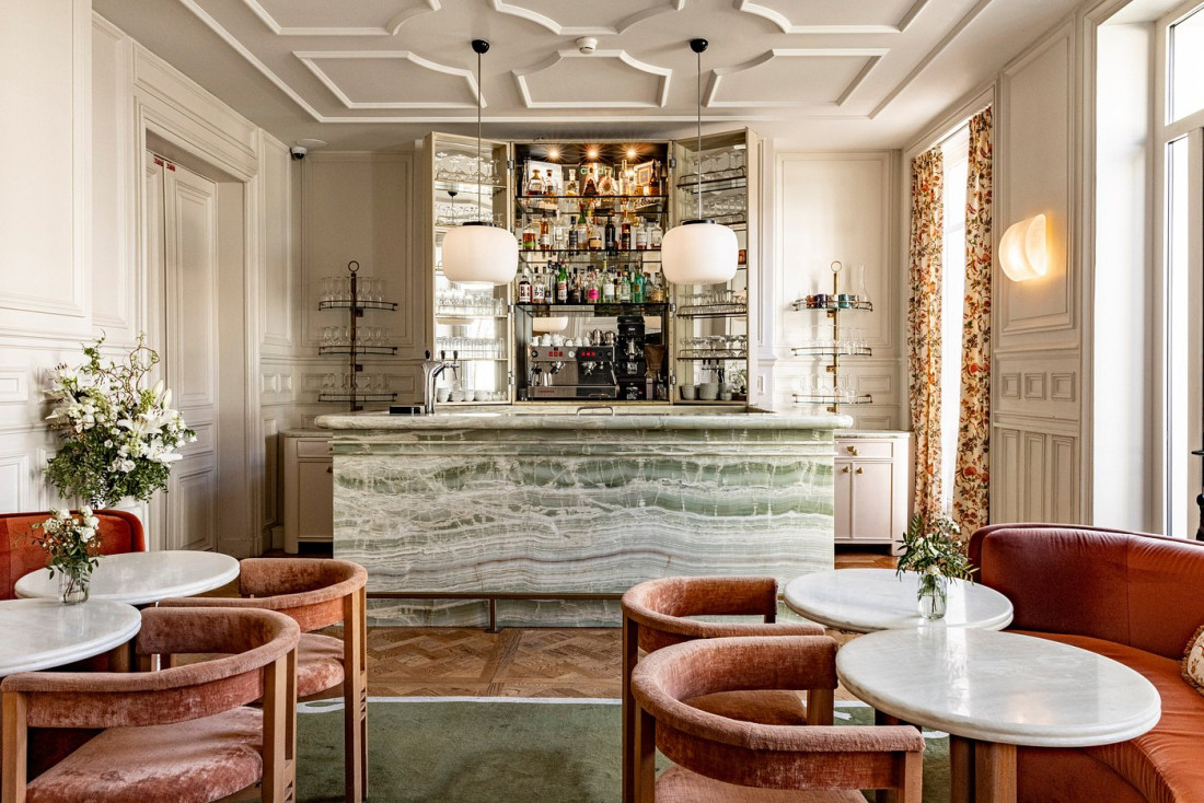 Comptoir en onyx et velours poudré : le bar du 5 Particulier, à deux pas du bois de Boulogne © Le 5 Particulier