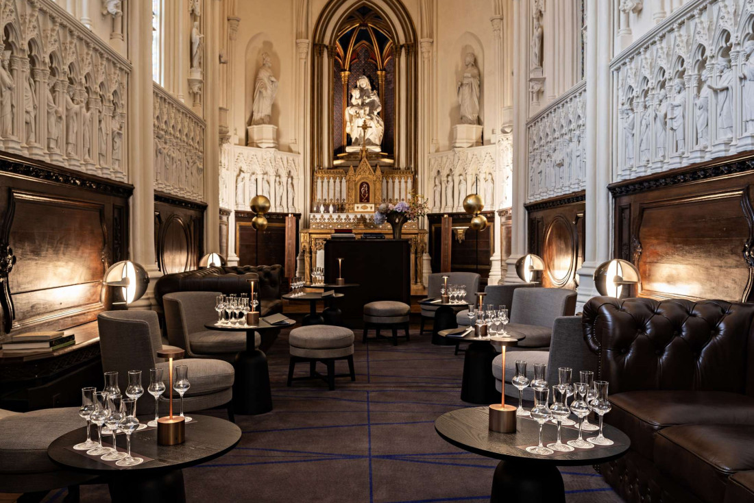 Sous les voûtes de l’ancienne chapelle désacralisée, le speakeasy du Domaine de la Reine Margot © Domaine de la Reine Margot