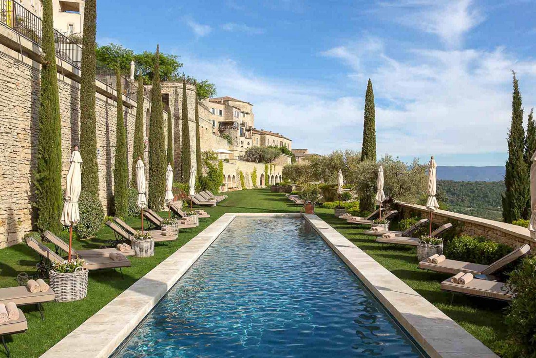 La Bastide de Gordes offre le luxe d’une majestueuse demeure historique, avec une splendide piscine aux vues exceptionnelles sur le massif du Luberon.