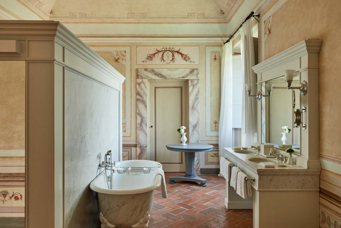 COMO Castello Del Nero | La salle de bain d'une 'Heritage Suite', avec ses fresques d'époque © COMO Hotels & Resorts 