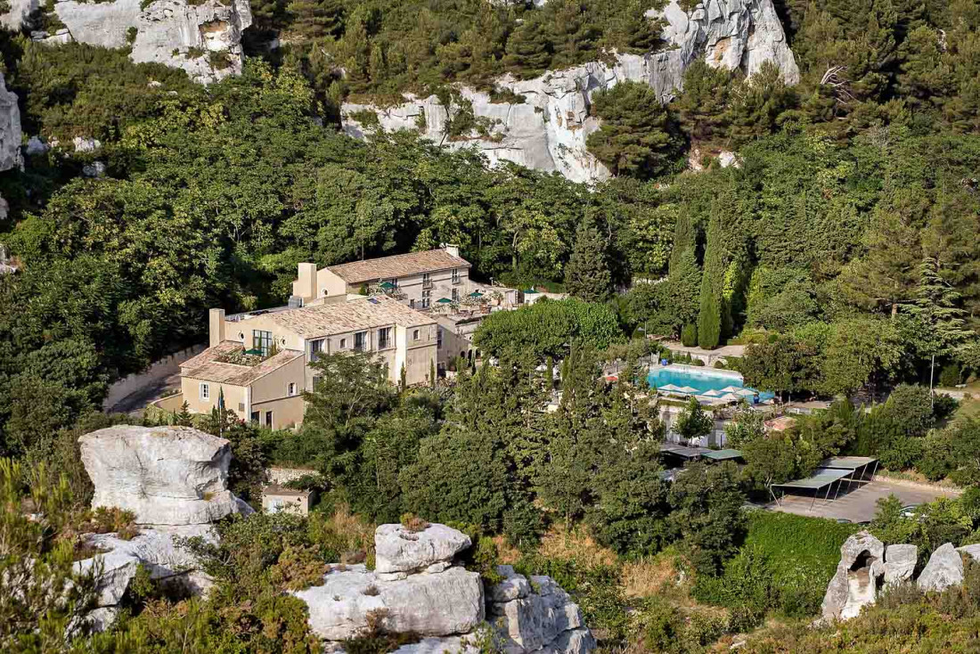 Baumanière et son mythique restaurant l'Oustau, 3-étoiles Michelin aux Baux-de-Provence © L. Parrault