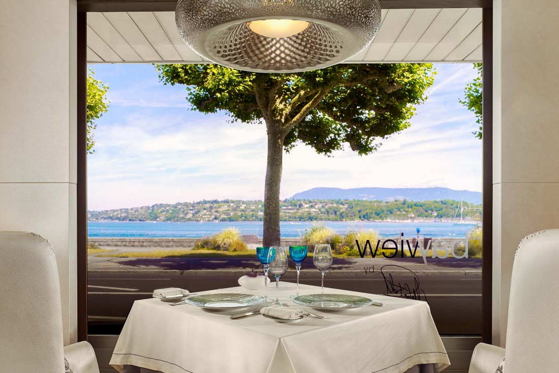 Table avec vue sur le lac Léman au Bayview, le restaurant gastronomique du chef Michel Roth © Grant Symon