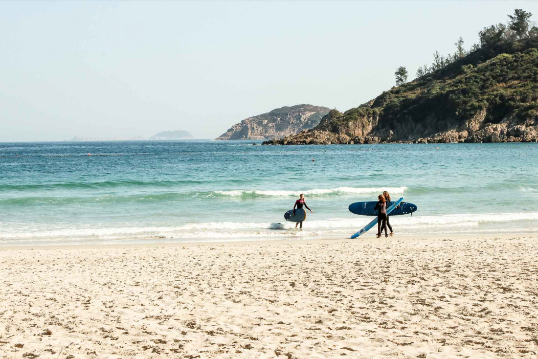 Au sud de l'île de Hong Kong, la plage de Big Wave Bay est le paradis des surfeurs locaux © Emily Liang