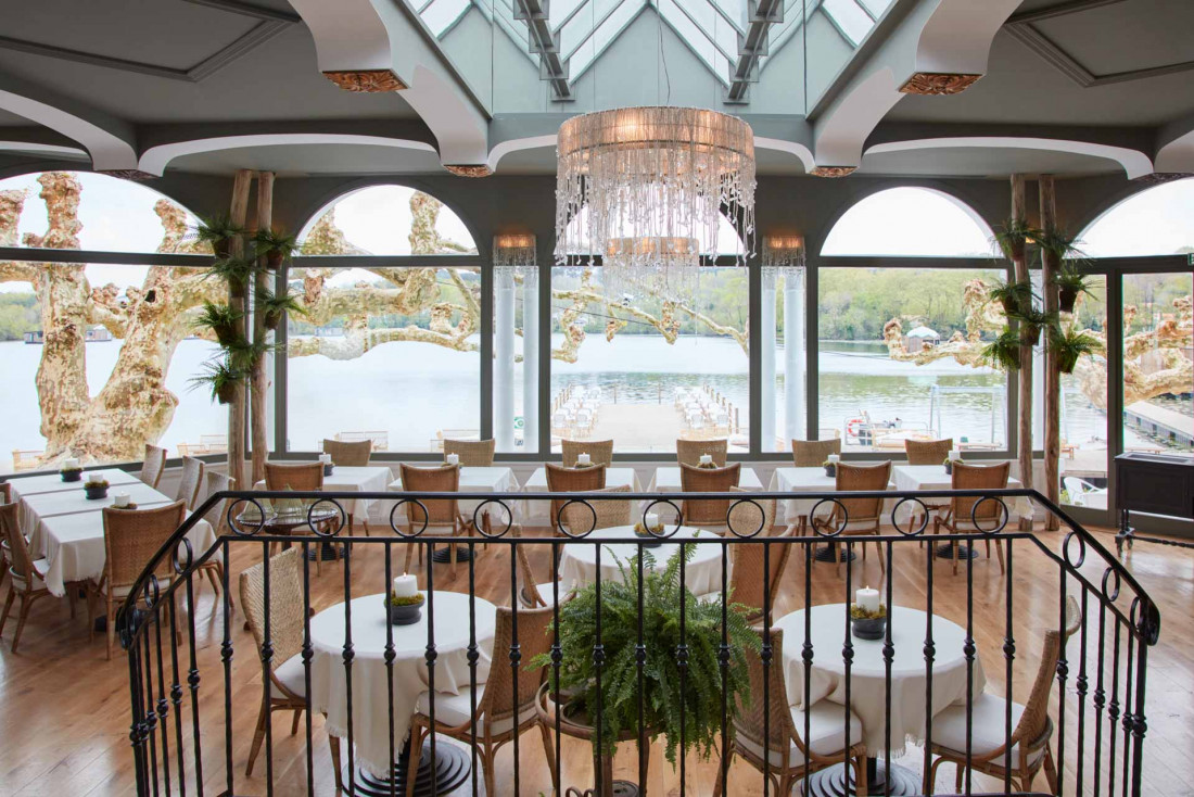 Brindos, Lac & Château | Le restaurant avec vue sur le lac © Gaëlle Le Boulicaut
