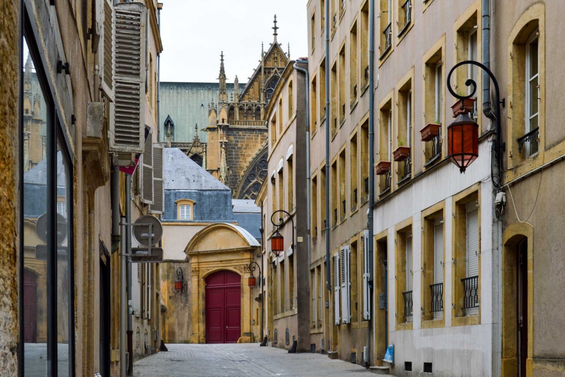 Les tons jaunes et ocres de la pierre de Jaumont donnent aux rues un cachet unique © Pierre Gunther