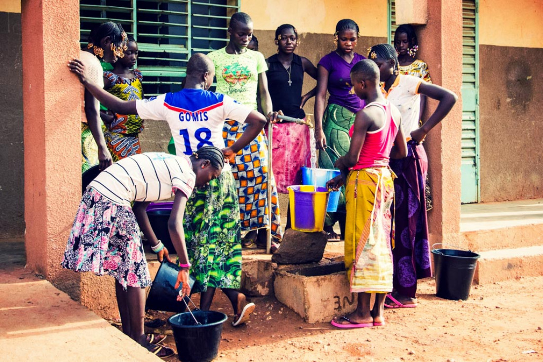 Les filles font des réserves d’eau en prévision d’éventuelles coupures à venir. © Antoine Debontride